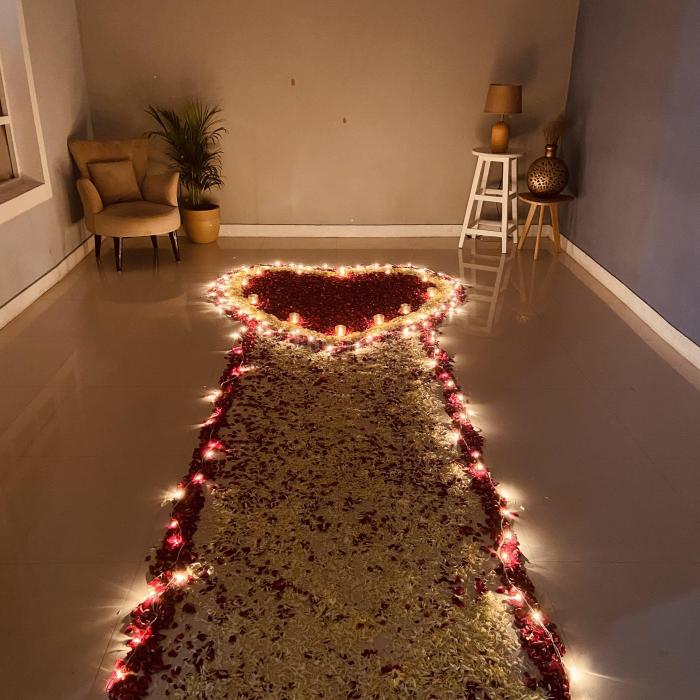 How to decorate room with rose petals