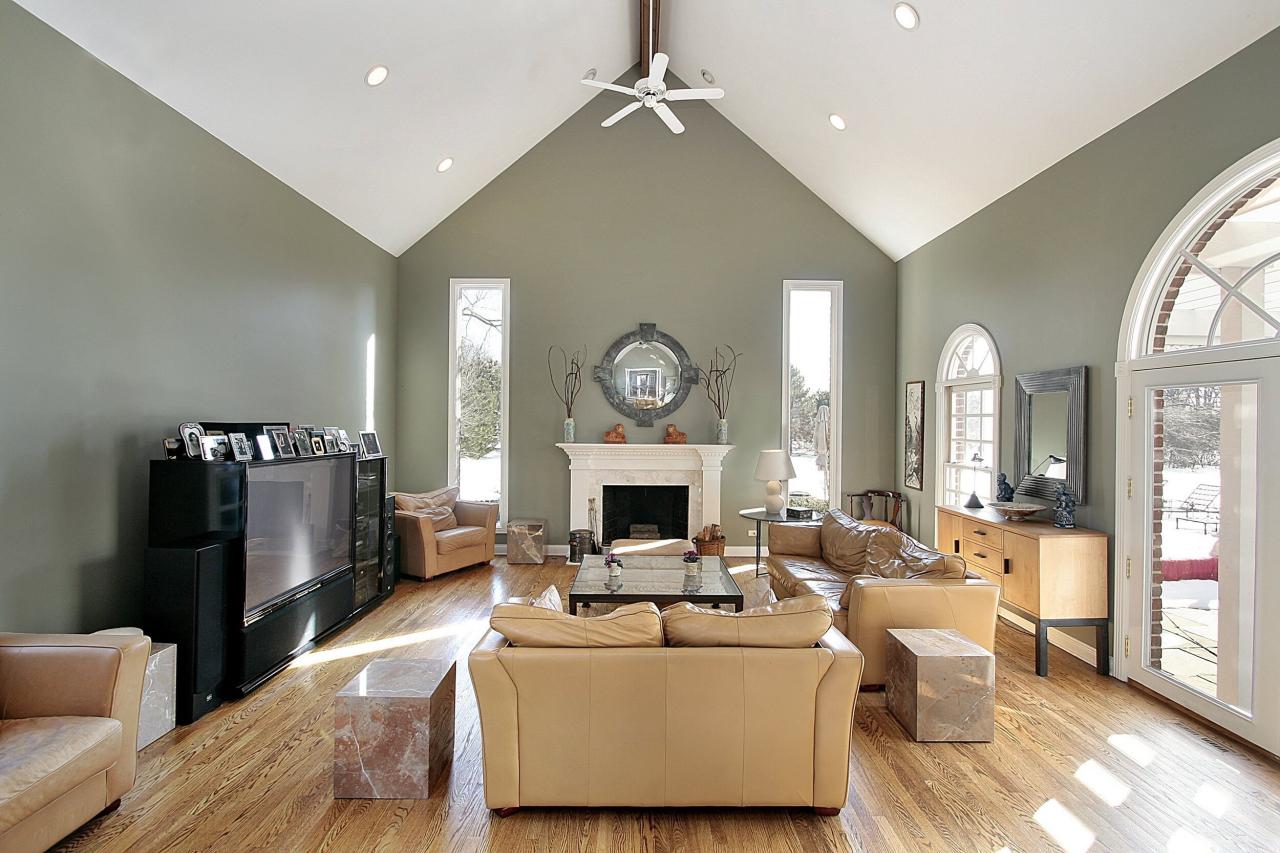 How to decorate a vaulted ceiling room